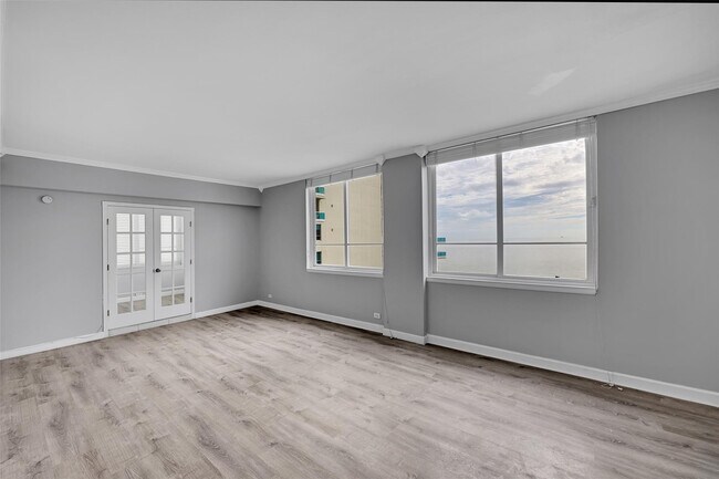 Building Photo - 5005 Collins Ave