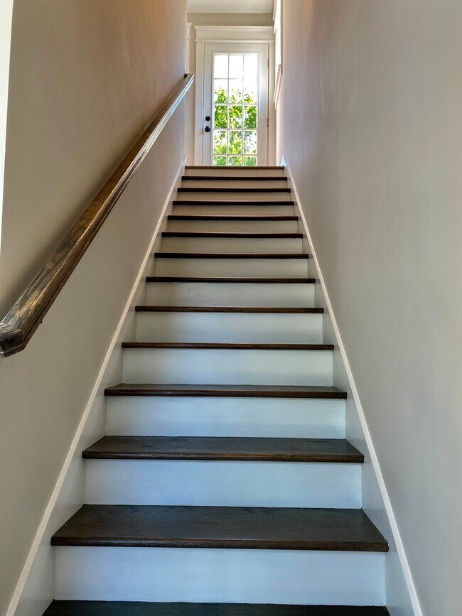 Building Photo - 1001 Thomas Ave