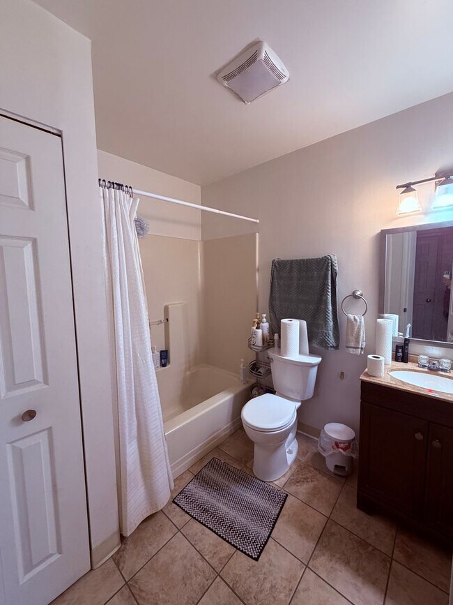 Building Photo - 1221 E Carson St