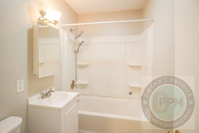 Building Photo - 2 Bed 1 Bath House Located In Council Bluf...