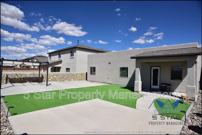 Building Photo - 3545 Essence St