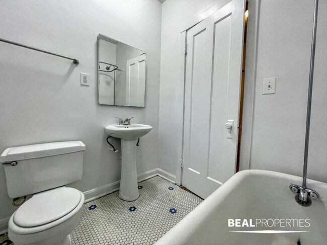 Building Photo - 1 bedroom in CHICAGO IL 60613