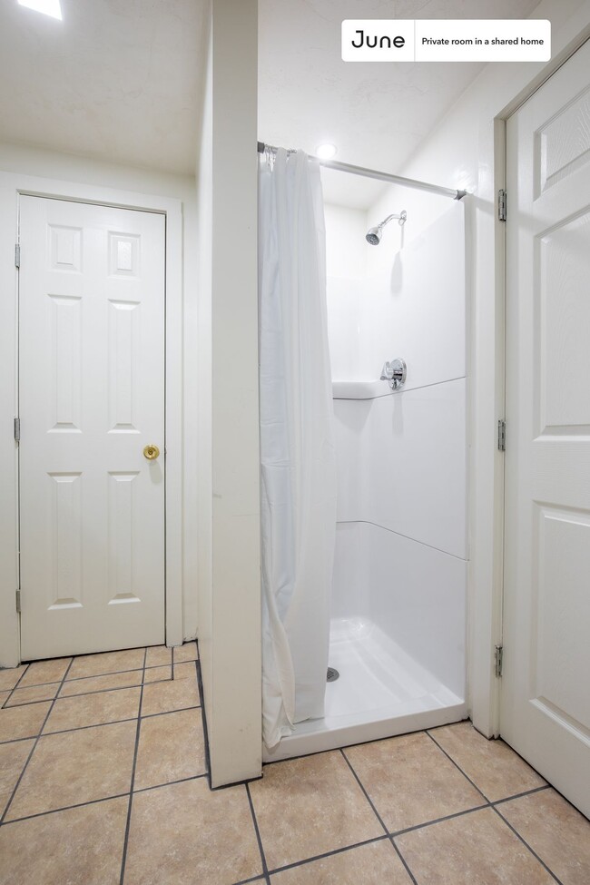 Building Photo - Room in Shared 5 bed/2 bath home