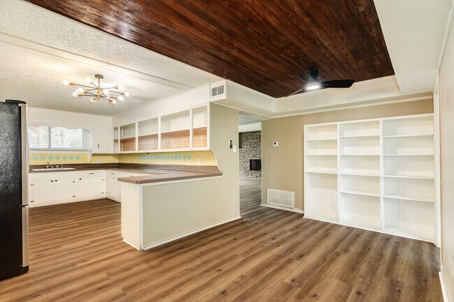 Building Photo - 159 Oak Dr