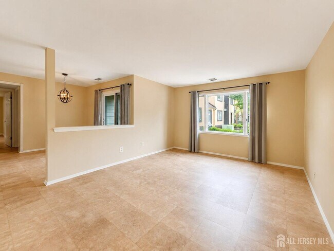 Building Photo - 2112 Sayre Dr