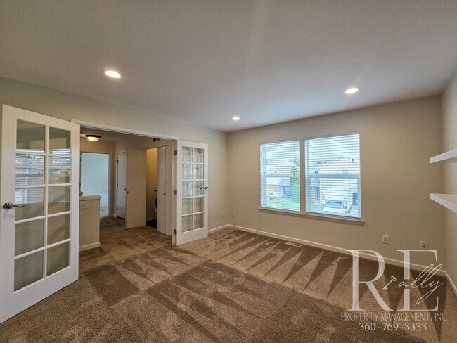 Building Photo - Spacious Port Orchard Home with Garage, Fu...
