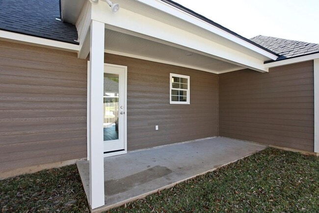 Building Photo - Stunning 4-Bedroom Home with Modern Amenit...