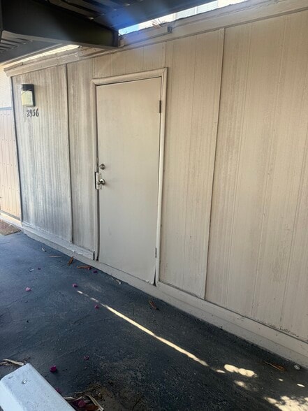 storage unit - 2936 E Clarendon Ave