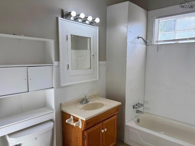 Building Photo - 1916 7th St