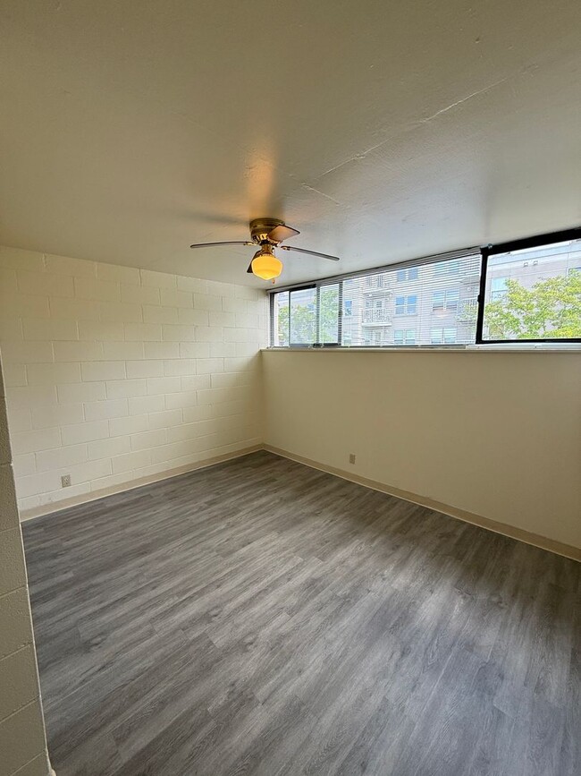 Building Photo - 430 E Howell St