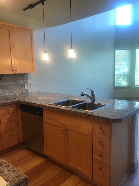 Building Photo - Available Now Exceptional 2bed/2bath @ Hyd...