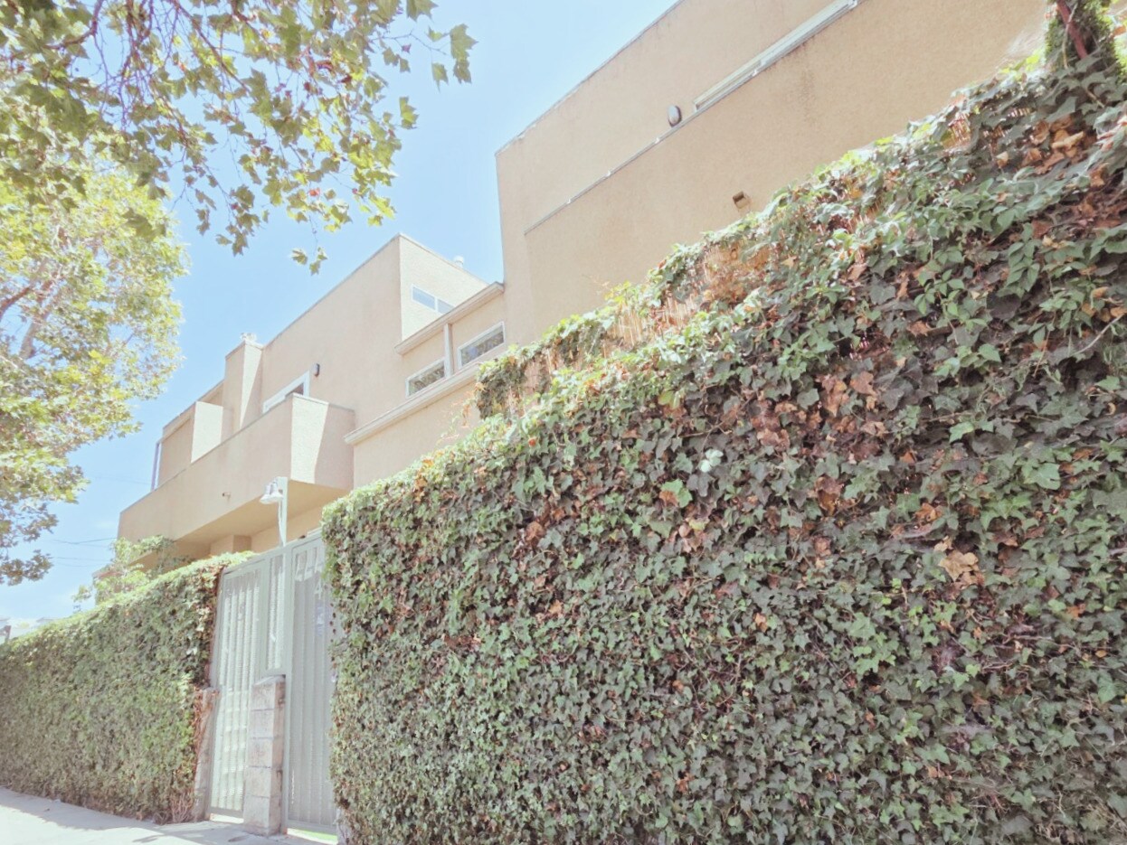 Building Photo - 1154 N Sycamore Ave