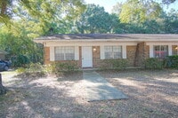 Building Photo - Charming 2-Bedroom Duplex Near UWF, I-10 &...