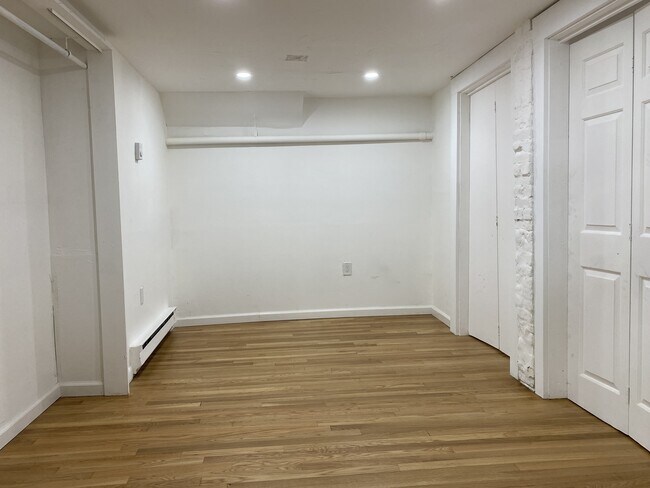 Building Photo - 686 Parker St