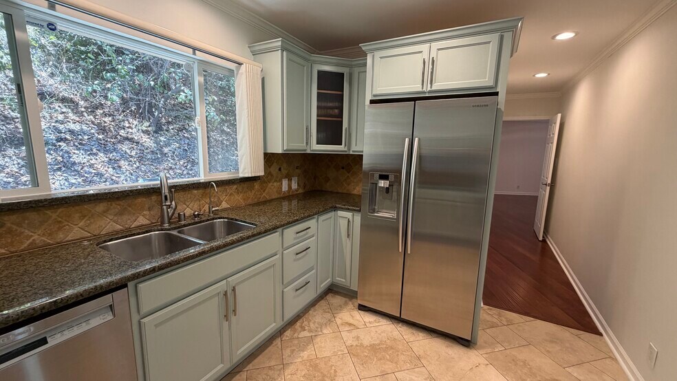 Building Photo - 1385 Greenmont Dr