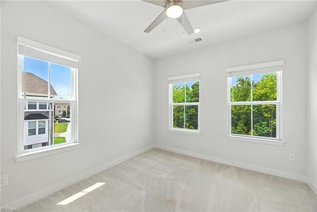 Building Photo - Newer Townhouse for lease
