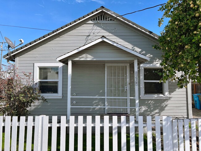 Building Photo - Cozy Home in Downtown Hollister