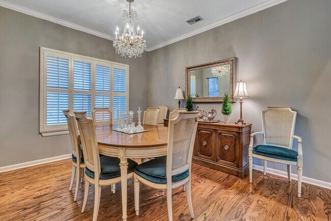 Building Photo - LUXURY 3-BEDROOM TOWNHOME IN ALAMO HEIGHTS