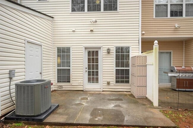 Building Photo - 940 Tree Creek Blvd