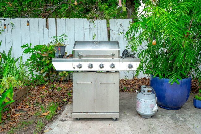 Building Photo - 4017 Monroe St