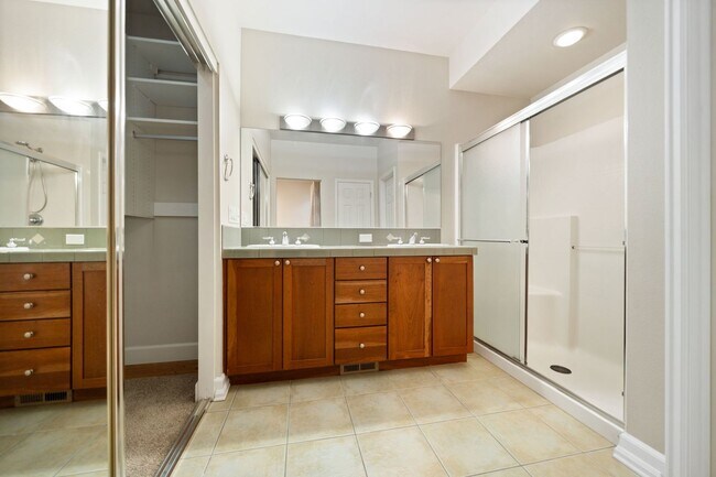 Building Photo - 6610 NE Rosebay Dr