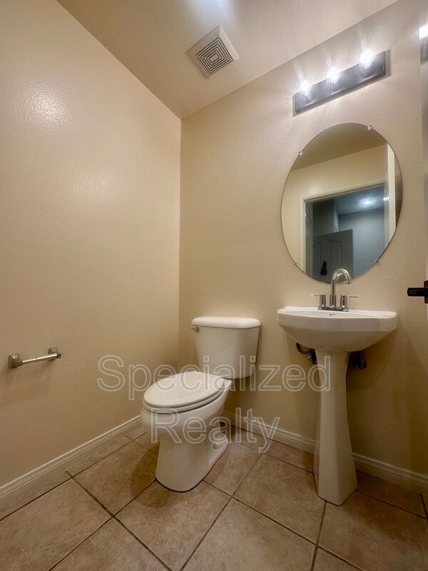 Building Photo - 5716 Whitsett Ave