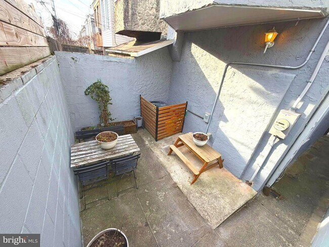 Building Photo - 1443 N Hollywood St