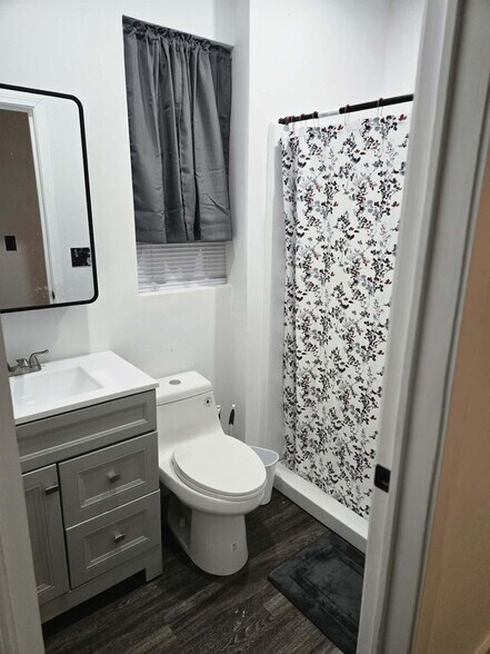 Building Photo - 11765 Glenfield Ave