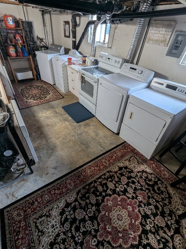 Building Photo - 106 E 1st S