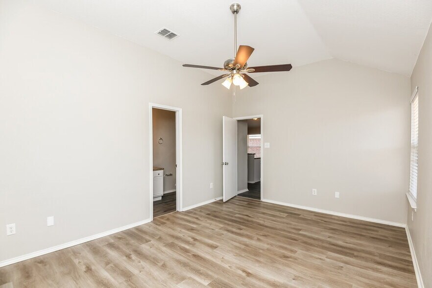 Building Photo - 6836 Bluff View Dr