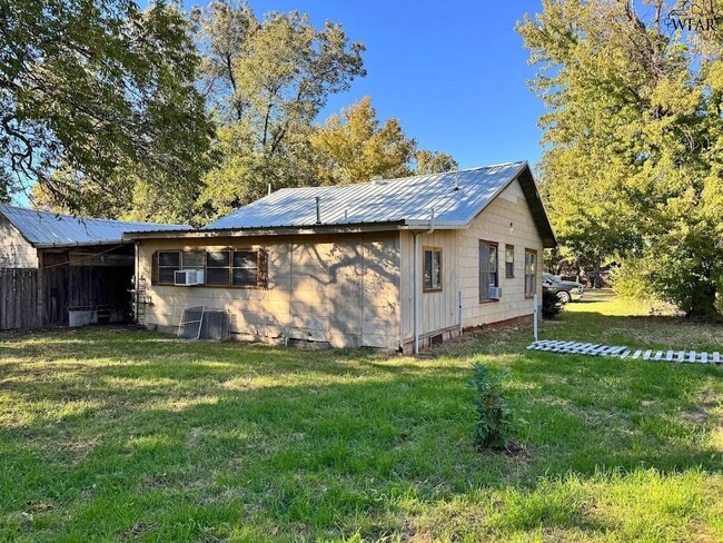 Building Photo - 704 Reagan St