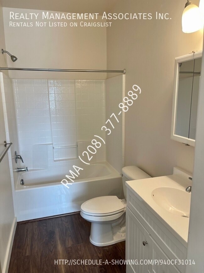 Building Photo - Gorgeous Townhouse Located in Meridian Nea...