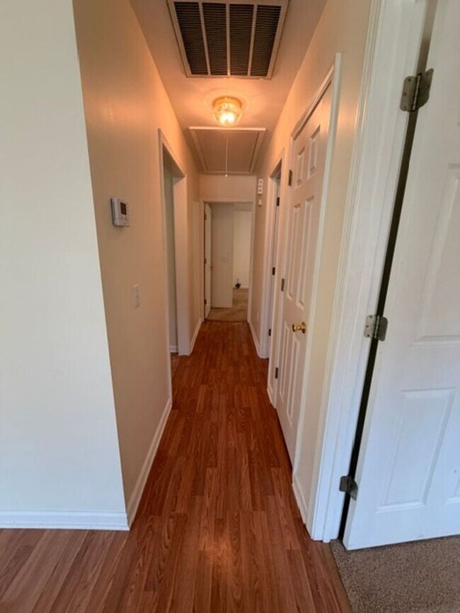 Building Photo - Beautiful and spacious! Ready for move in!