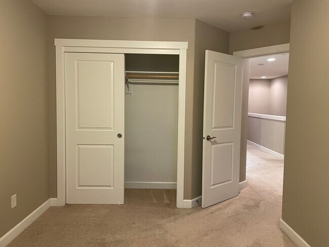 Building Photo - BEAUTIFUL LUXURY Style Townhouse with a go...