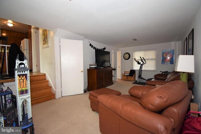 Building Photo - 6405 Middleburg Ln