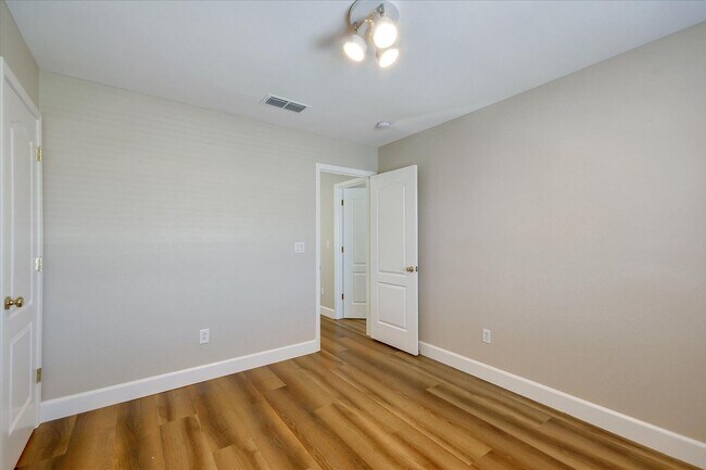 Building Photo - OPEN & SPACIOUS, 4 BEDROOM, 3 BATH 2 STORY...