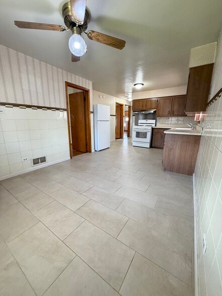 Building Photo - 6023 S Parkside Ave