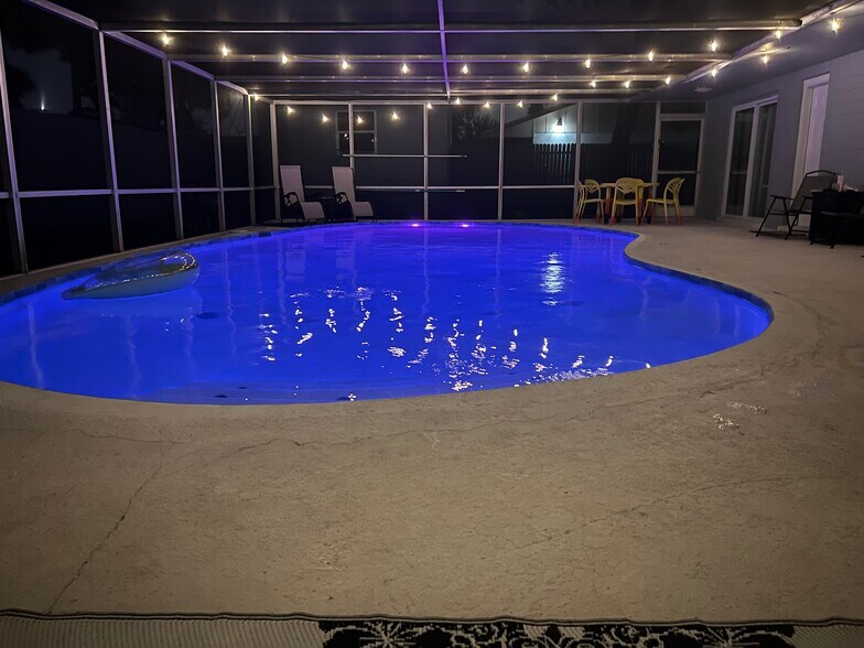 Pool home 10 minutes from campus - 885 Derbyshire Rd