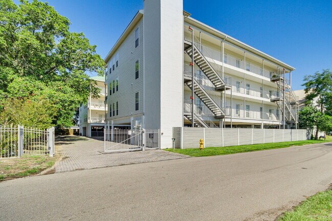 Building Photo - TDY & STR WELCOME!