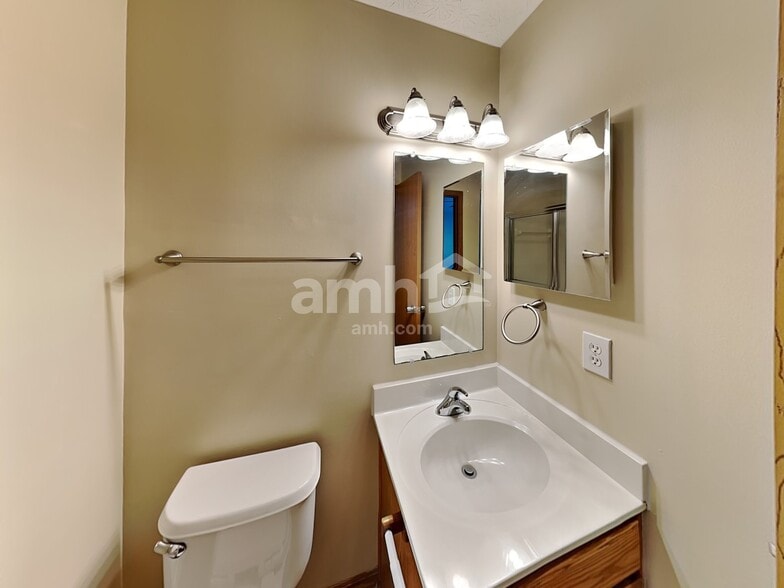 Building Photo - 378 Wheatfield Dr