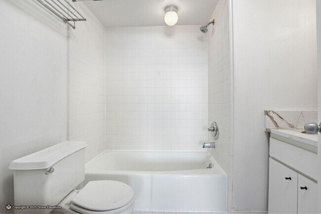 Building Photo - DOWNTOWN ~ Luxury Gene Leedy Townhouse ~ with Community Pool