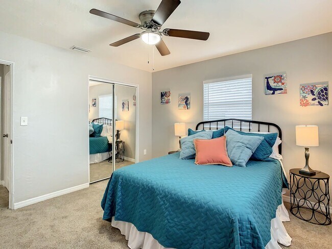 Building Photo - Available Today! Centrally Located St Pete House Furnished for Rent!
