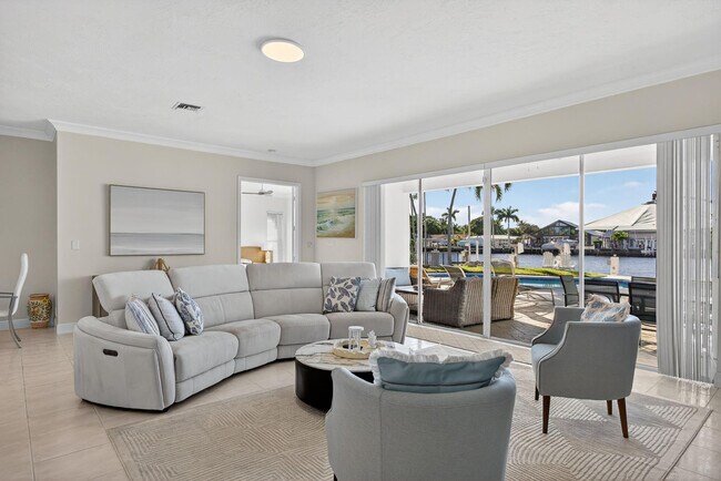 Building Photo - 513 S Riverside Dr