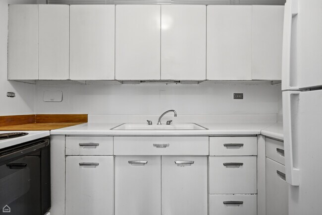 Building Photo - 340 W Diversey Pkwy