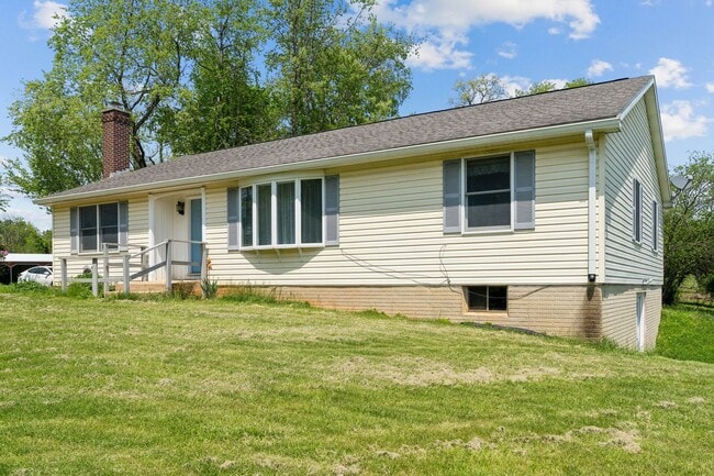 Building Photo - Charming One-Level Home Nestled Among Matu...