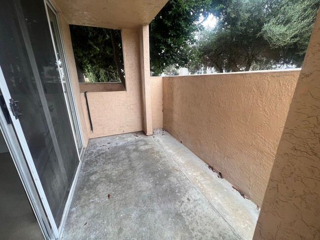 Building Photo - Large 1BR/1BA with 2 parking spots in desi...