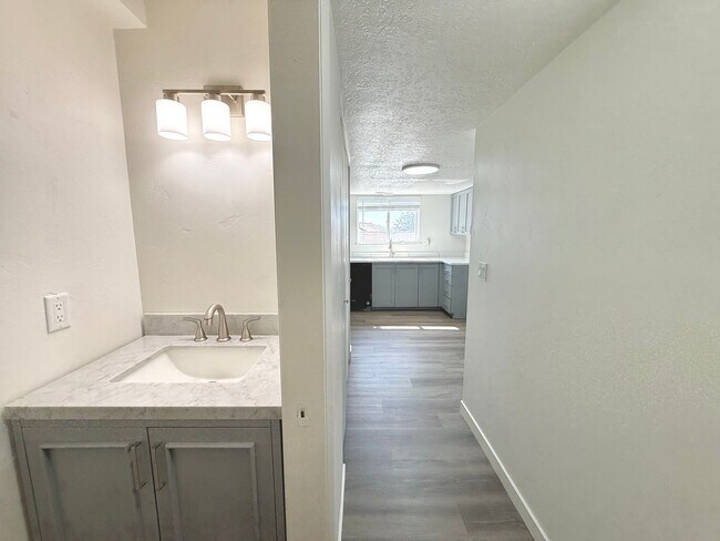 Building Photo - Open House June 20th | 3 Bedroom Townhome in Holladay