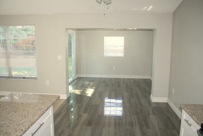 Building Photo - Beautifully updated over size 2 bed 2 bath 1 car garage home!