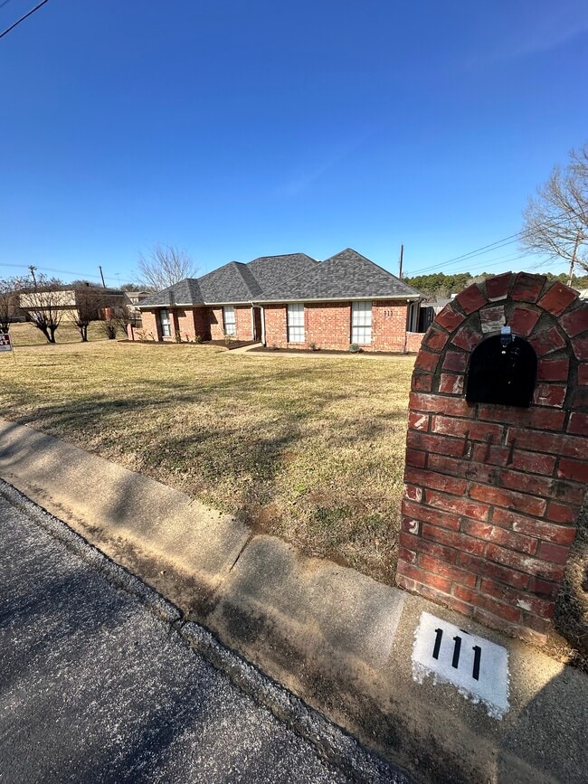 Building Photo - 111 Crestview St