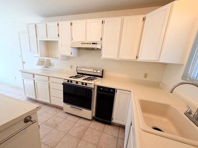 Building Photo - Newly Refreshed 3BD/2BA Home with Spacious Living Areas